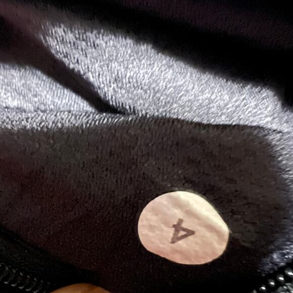 Lululemon Leggings Womens 4 Cropped Capri Workout Pants Black Pockets - Picture 5 of 8